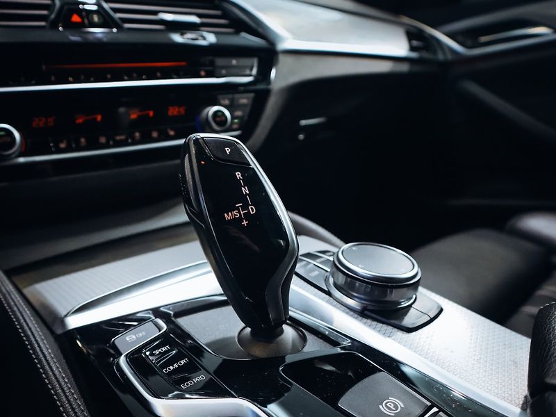 BMW Řada 5 530d xDrive M-paket 195 kW - fotka 13 z 28