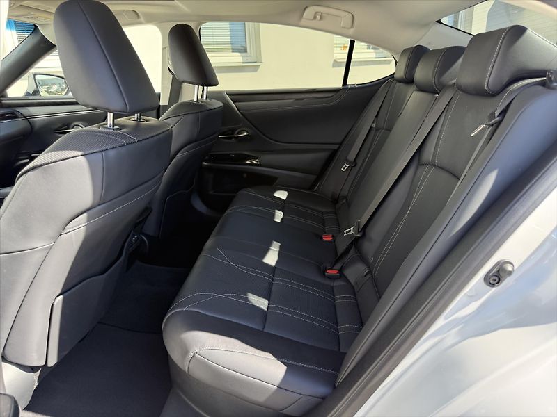 Lexus ES 300h 2,5 Prestige  ES - fotka 10 z 19