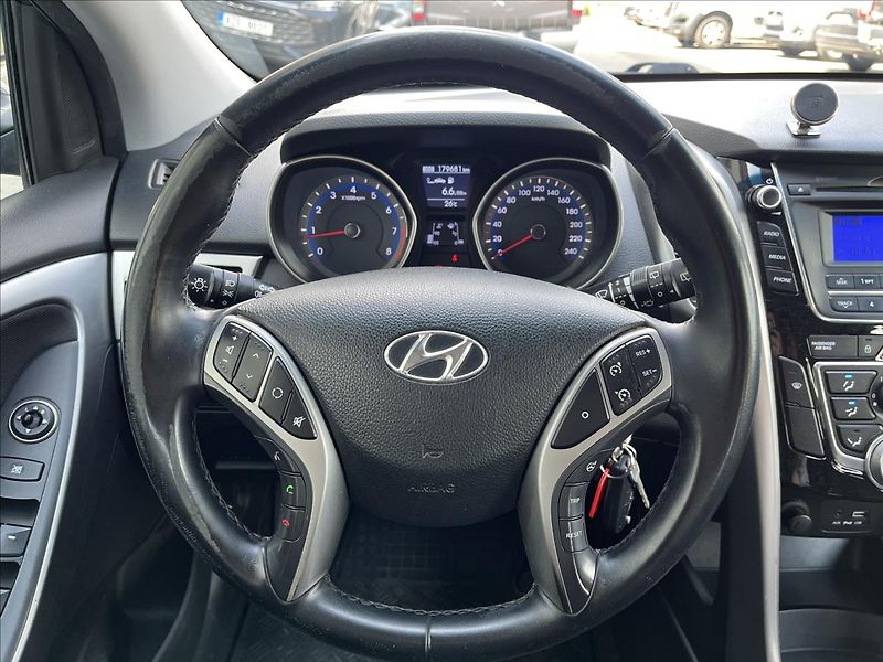 Hyundai i30 1,6 i  Trikolor Komfort - fotka 12 z 22