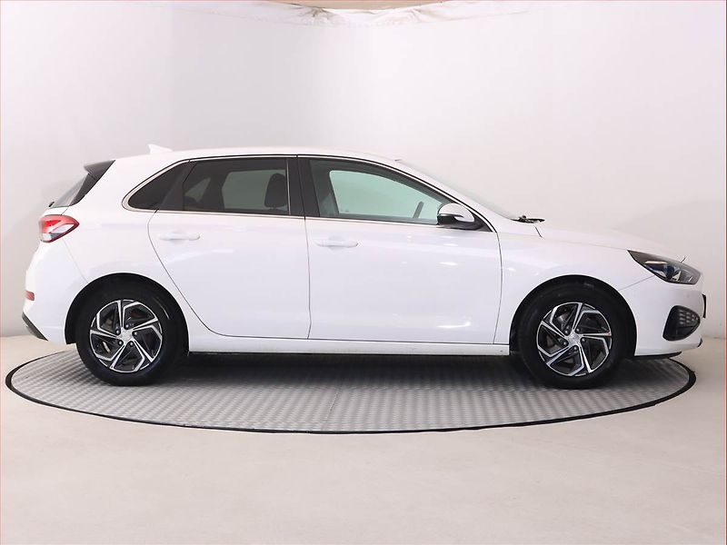 Hyundai i30 (2023) Family 1.5 DPI, Serv.kniha - fotka 6 z 19