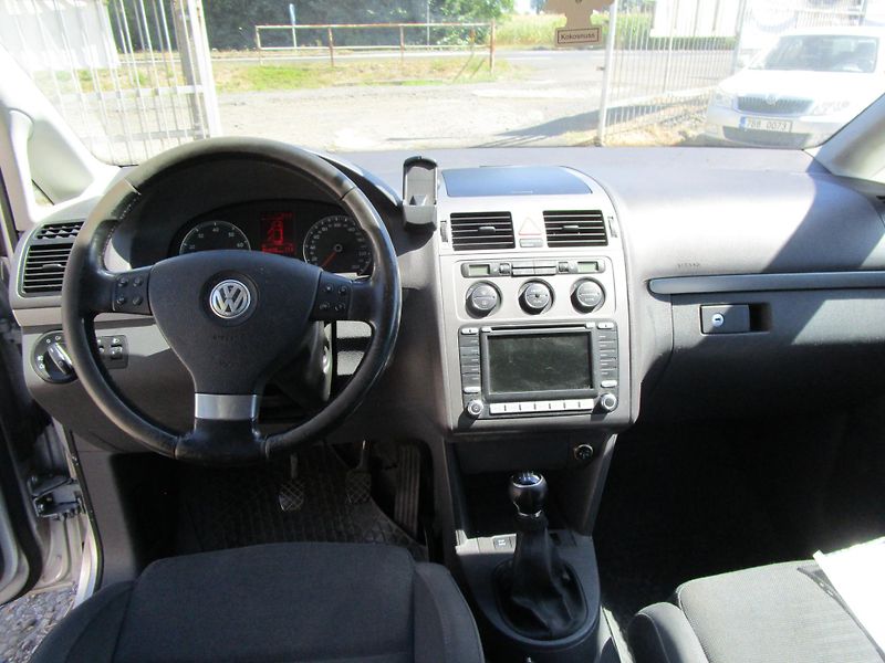 Volkswagen Touran 2,0i-80KW-POHON BENZÍN+ CNG - fotka 9 z 13