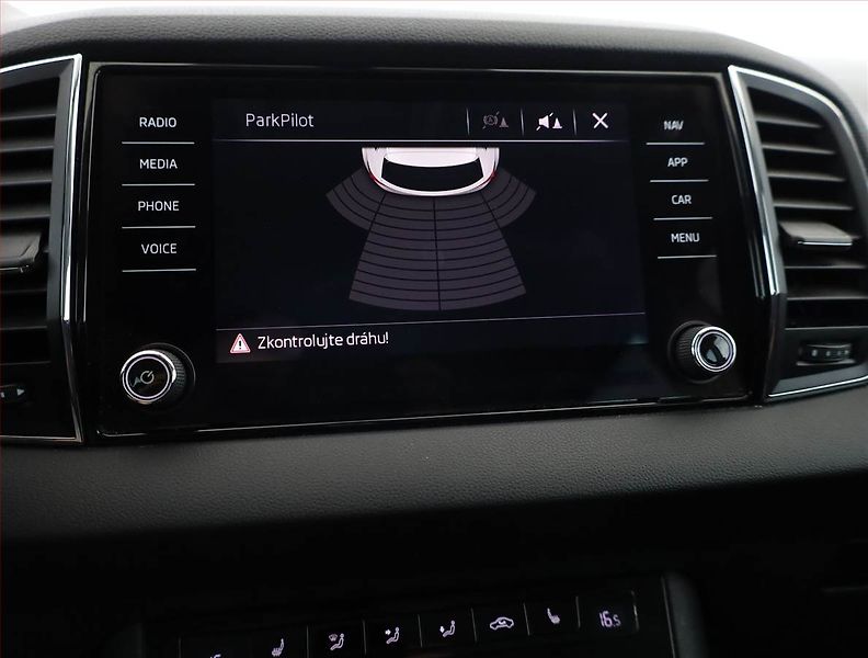 Škoda Karoq (2018) 1.0 TSI, Navi, Tempomat - fotka 14 z 17