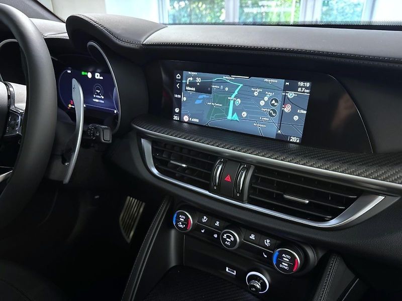 Alfa Romeo Stelvio (2026) 2.9 V6 BiTurbo 520k QV Carbon - fotka 13 z 25