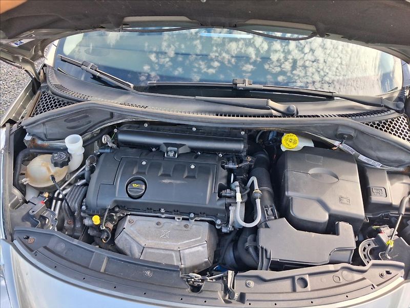Peugeot 207 1,6 88kw Roland Garros - fotka 12 z 12