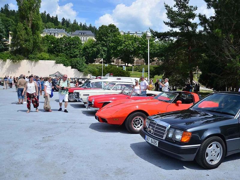 Přehlídka veteránů na Arnice v Mariánských Lázních. Sanitka Cadillac