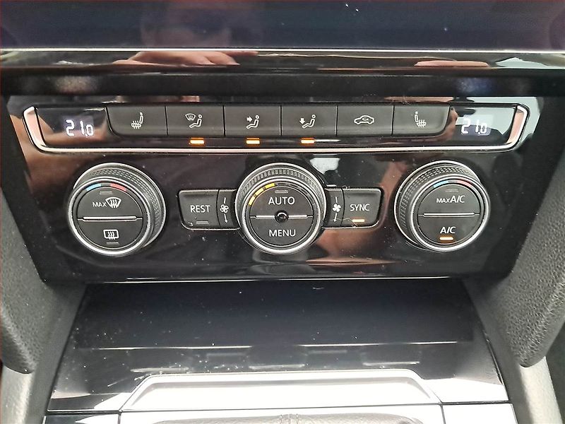 Volkswagen Passat (2019) R-Line 1.5 TSI - fotka 15 z 20