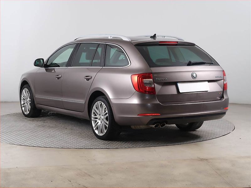 Škoda Superb (2013) Elegance 2.0 TDI, 4X4 - fotka 4 z 21