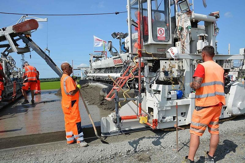 Pokládka betonové vrstvy vozovky je milníkem stavby dálnice D1 na úseku Říkovice - Přerov. Stavebníci ji zahájili tento týden.