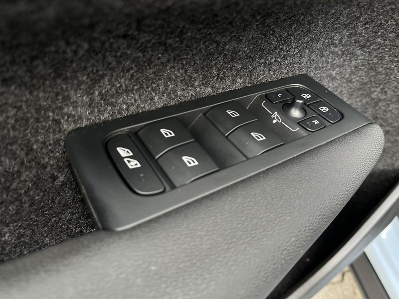 Volvo XC40 FWD T2 Core - fotka 12 z 44