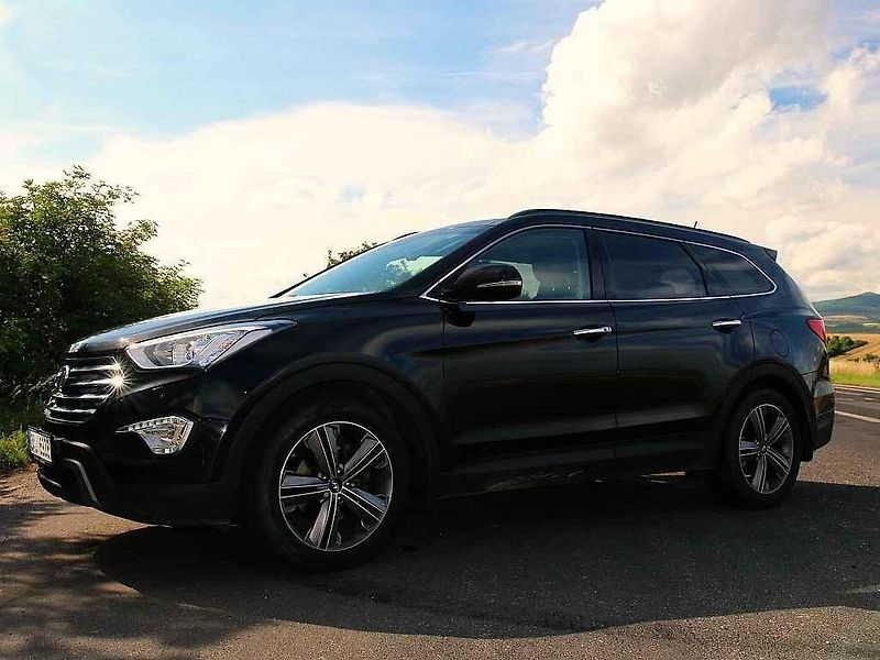 Hyundai Grand Santa Fe.