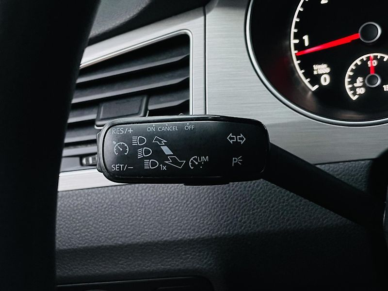 Volkswagen Golf Sportsvan 1.6TDI MANUÁL SENZORY TEMPOMAT - fotka 38 z 40