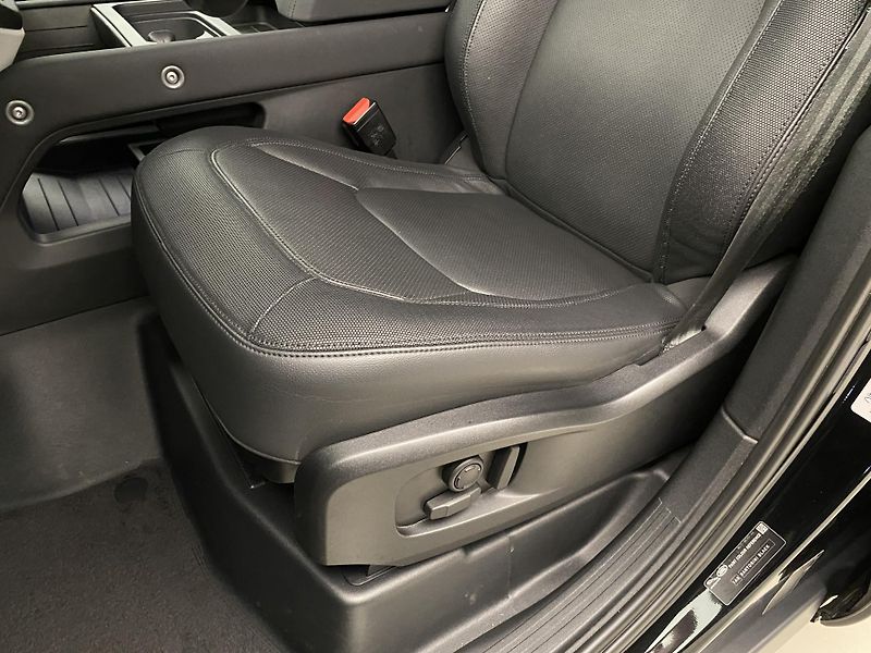 Land Rover Defender 110 D300 X-DYNAMIC SE AWD AUT  - fotka 24 z 46