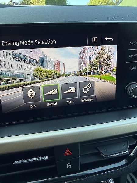 Škoda Scala (2021) 1,0TSi 85kW STYLE DSG Vyhř.okn - fotka 16 z 20