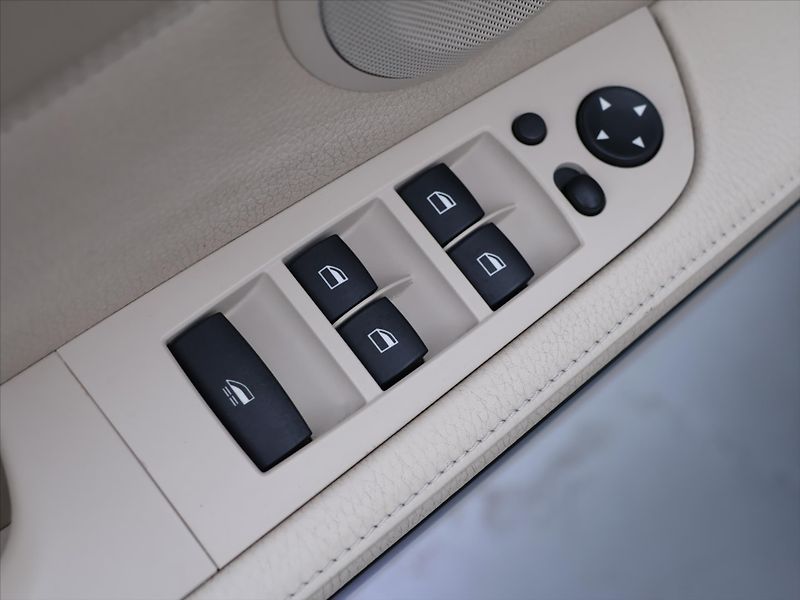 BMW Řada 3 3,0 325i Cabrio 160 kW - fotka 19 z 35
