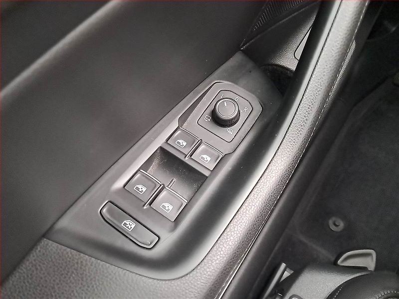Volkswagen Passat (2019) R-Line 1.5 TSI - fotka 19 z 20