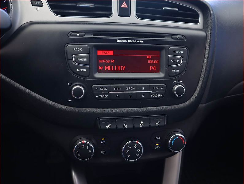 Kia Ceed (2015) Silver 1.6 GDI, Tempomat - fotka 12 z 18