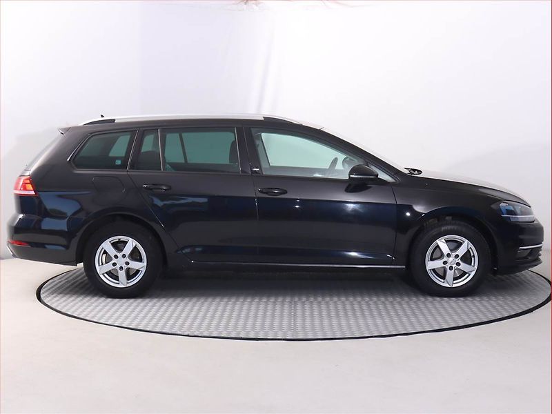 Volkswagen Golf (2018) 1.0 TSI, Navi, Tempomat - fotka 6 z 18