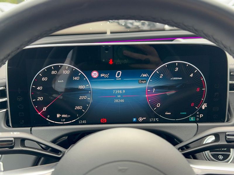 Mercedes-Benz Třídy E E 220 d 4MATIC AMG - fotka 18 z 39
