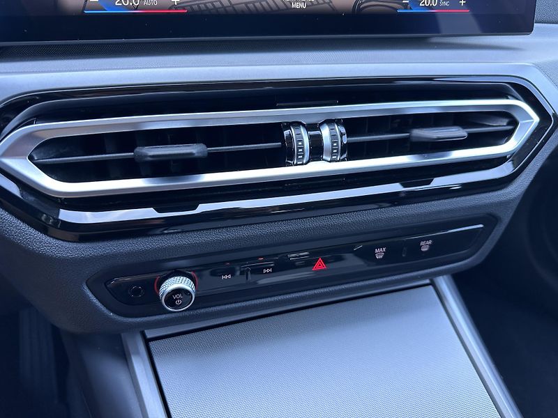 BMW Řada 3 318i Touring - fotka 19 z 24
