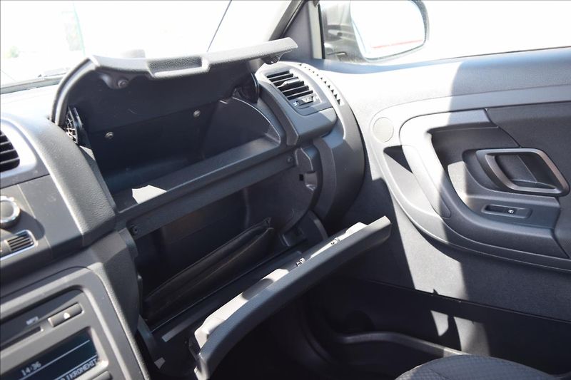 Škoda Fabia 1,6 TDI TAŽNÉ PO SERVISE ALU - fotka 44 z 46