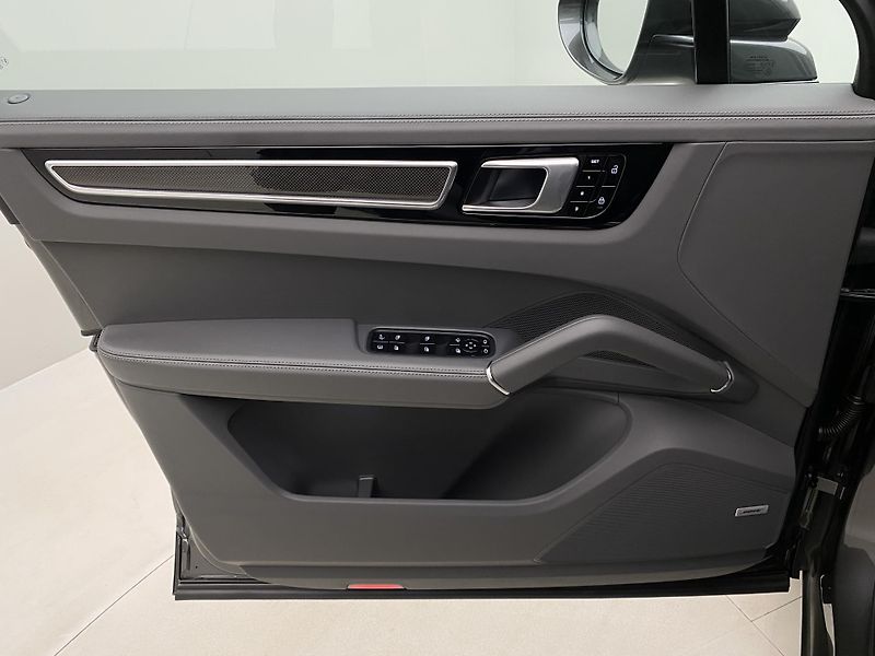 Porsche Cayenne E-HYBRID 250kW AWD AUT CZ - fotka 7 z 111