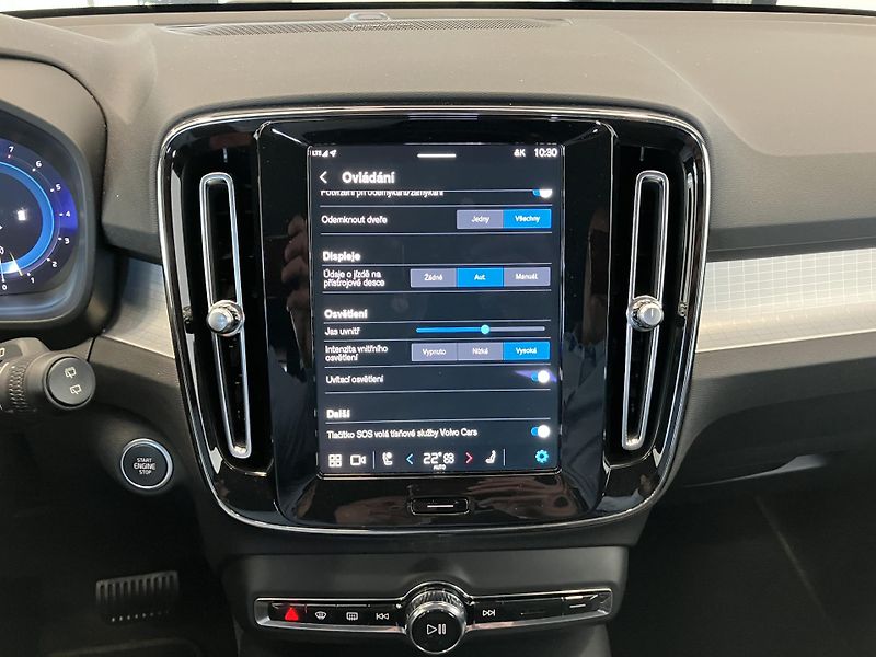 Volvo XC40 B3 FWD Plus Dark AT7 - fotka 32 z 40