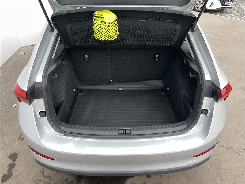 Škoda Scala 1,0 TSI Ambition Plus LED+PDC - fotka 24 z 24