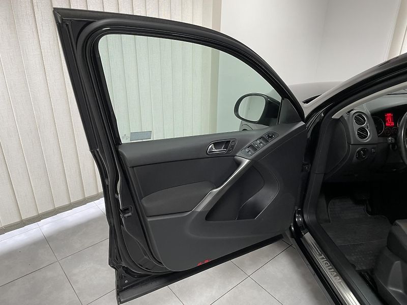 Volkswagen Tiguan 2.0 TDi 4x4 AT ČR SER. WEBASTO - fotka 18 z 24