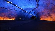 Nejdelší silniční tunel: Laerdalský tunel, Norsko.