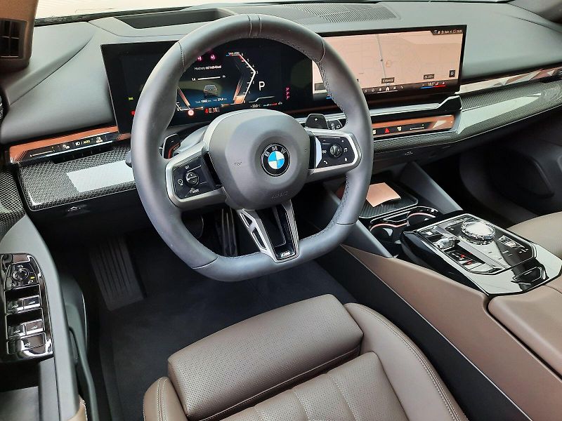 BMW Řada 5 540d xDrive Touring M Sport - fotka 13 z 17