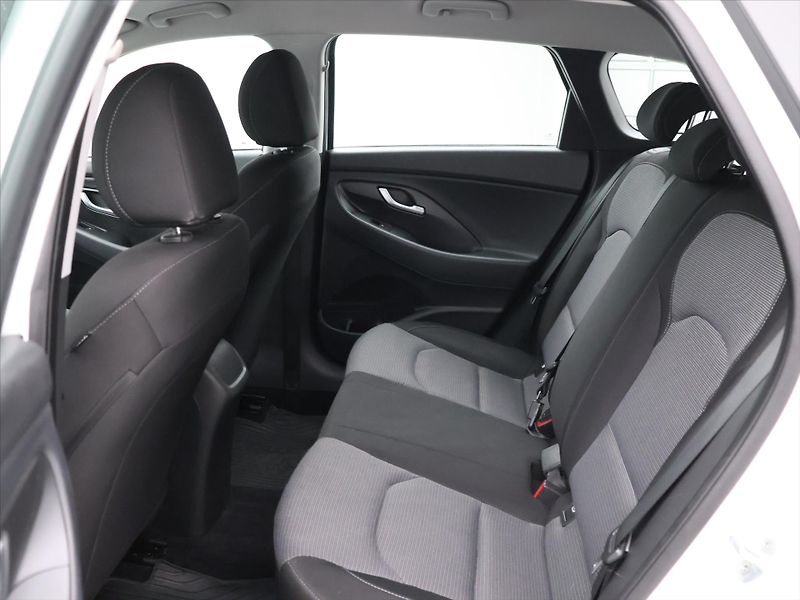 Hyundai i30 1,6 CRDi 81kW Trikolor tažné - fotka 14 z 31