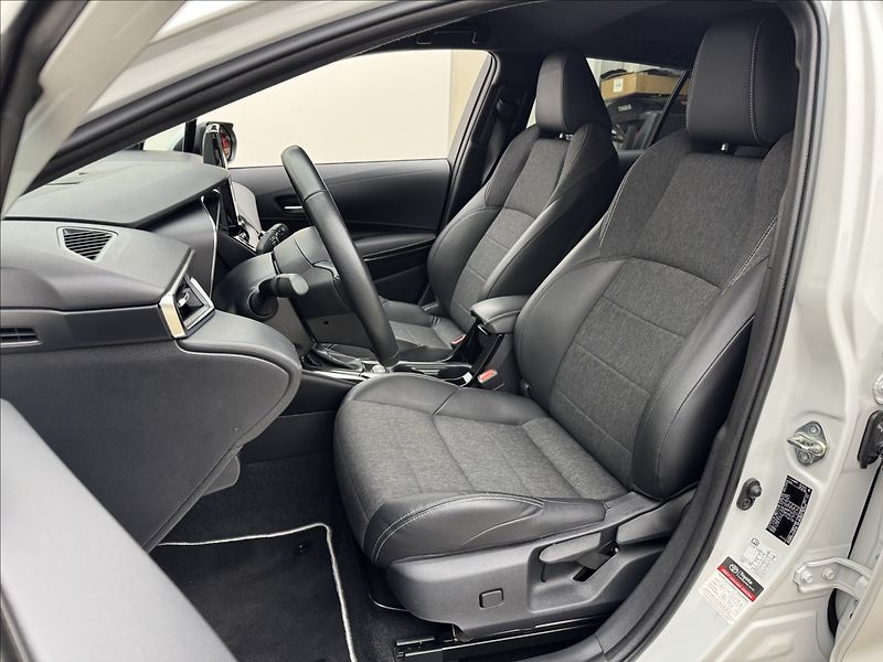 Toyota Corolla 1,8 HYBRID STYLE ACC 1.MAJ ČR - fotka 35 z 42