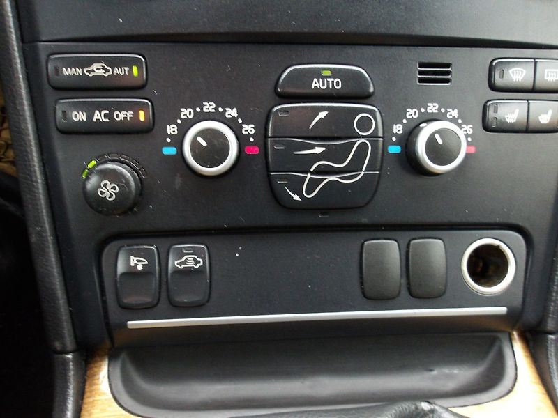 Volvo XC90 2,4D 2xPNEU ! - fotka 26 z 35