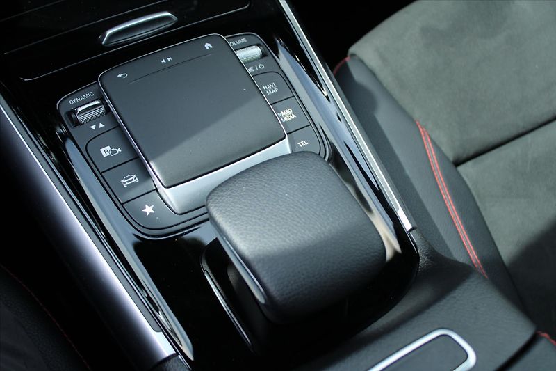 Mercedes-Benz GLA 250 165kW 4MATIC AMG ČR - fotka 30 z 34