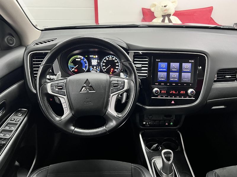 Mitsubishi Outlander 2.4 PHEV 165 kW, 4x4, 2020 - fotka 20 z 38