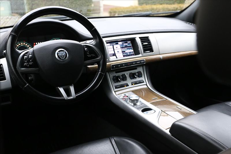Jaguar XF 3,0 ČR, Automat, Navigace - fotka 19 z 46