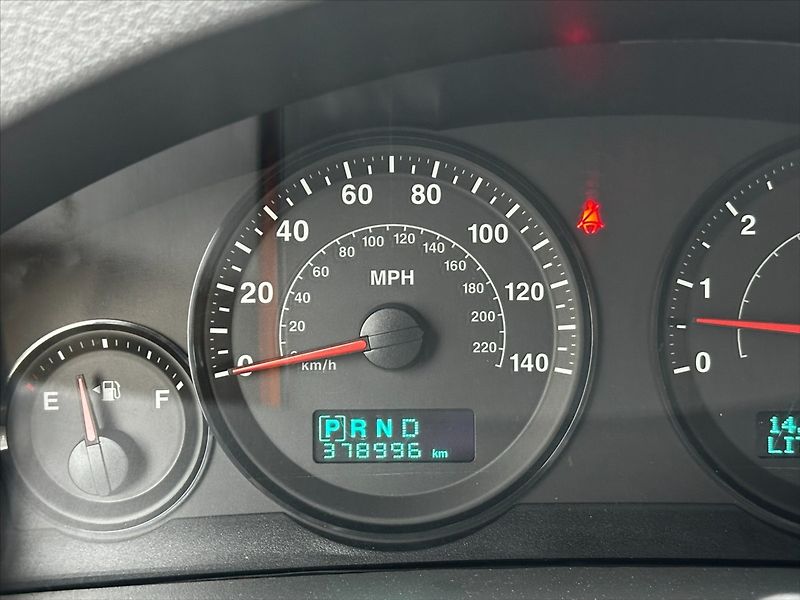 Jeep Grand Cherokee 3,7 154kW-LPG-SERVIS!! - fotka 20 z 37