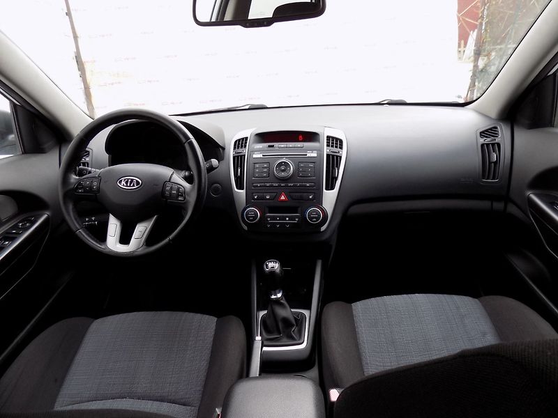 Kia Ceed (2012) 1.6GDi/2.Maj.ČR/Klimatizace/ - fotka 20 z 34