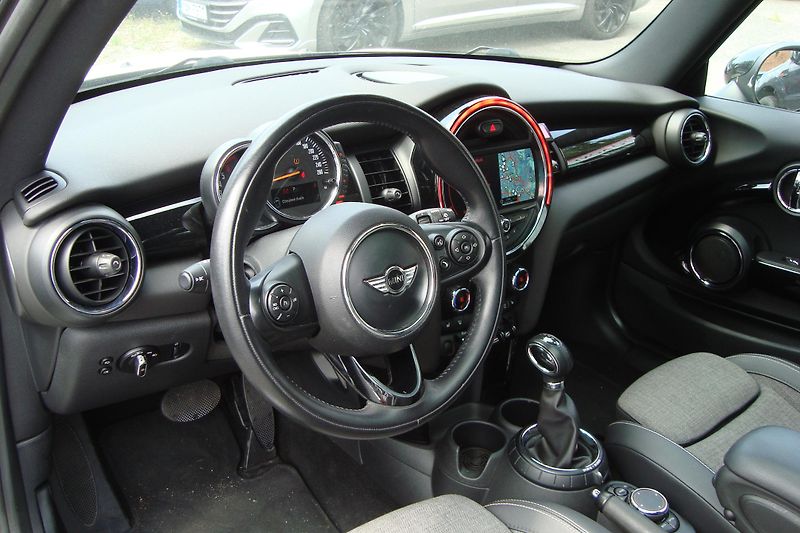 Mini Cooper (2017) 1.5 D, AUTOMAT - fotka 25 z 66