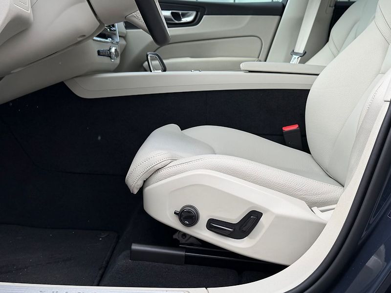 Volvo XC60 PLUS T6 AWD PHEV ACC,BLIS - fotka 10 z 21