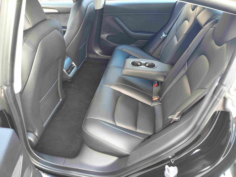 Tesla Model 3 RWD StandardRange - fotka 10 z 17