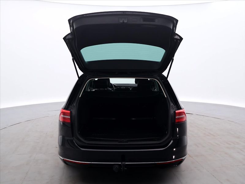Volkswagen Passat 1,6 TDI Highline Tažné Panoram - fotka 9 z 37