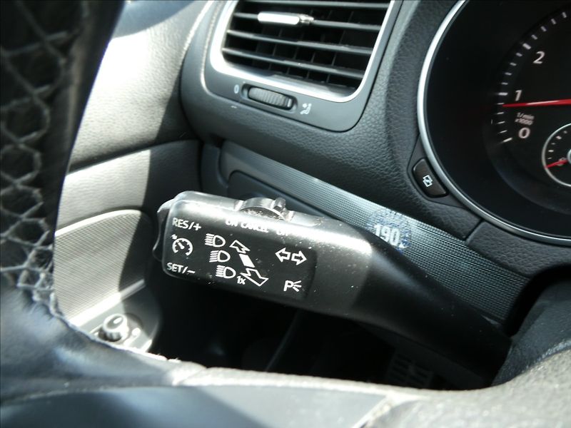 Volkswagen Golf 1,4 TSi 90kW STYLE,auto klima - fotka 30 z 43