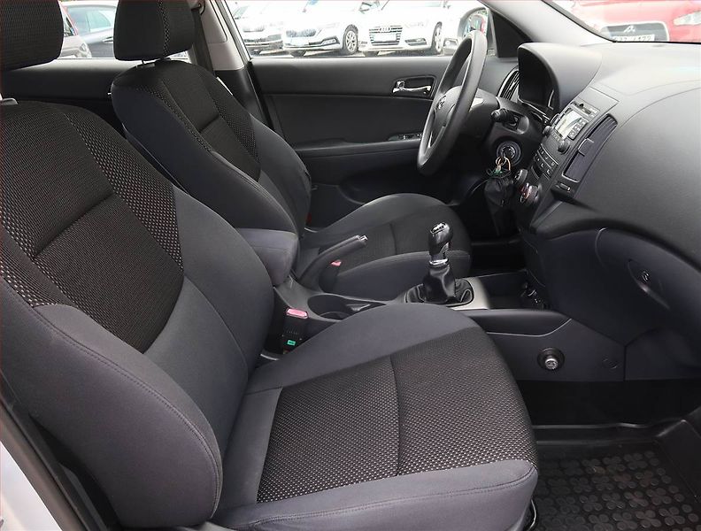 Hyundai i30 (2010) 1.4 CVVT, LPG, Serv.kniha - fotka 9 z 17