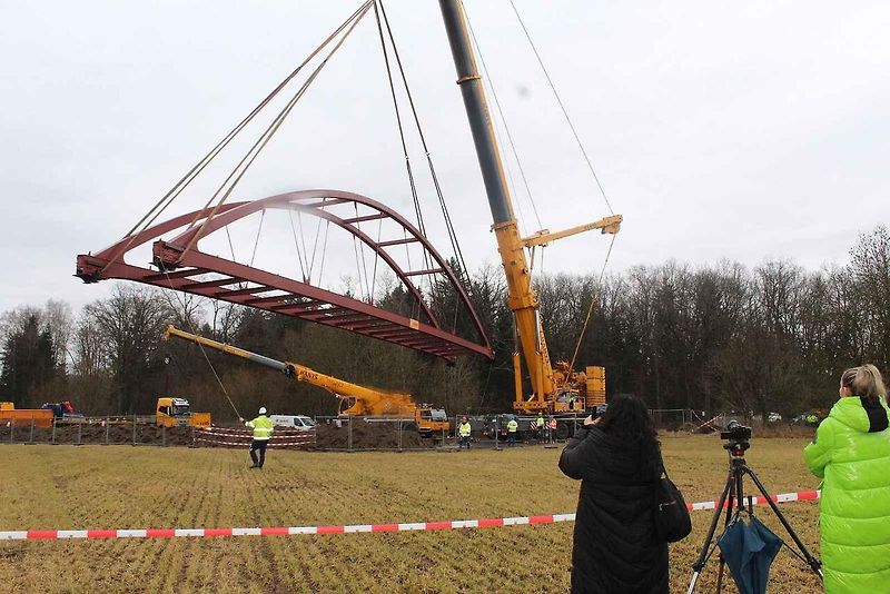 Jeden z nejsilnějších jeřábů v České republice osazoval Novém Dražejově na Strakonicku novou lávku přes řeku Otavu.