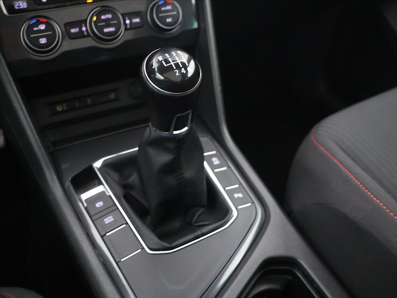 Volkswagen Tiguan 1,4 TSI Sound edice matrix pan - fotka 22 z 31