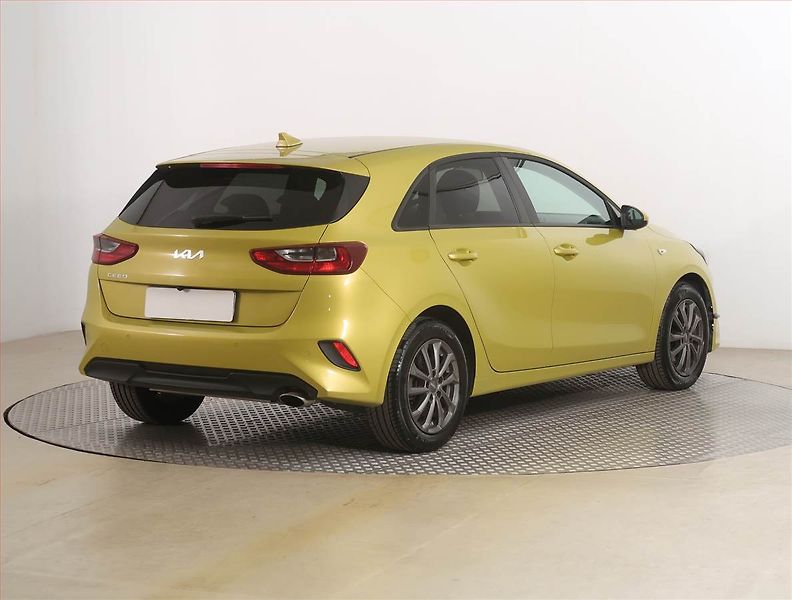 Kia Ceed (2022) Silver 1.5 T-GDI, Serv.kniha - fotka 5 z 17