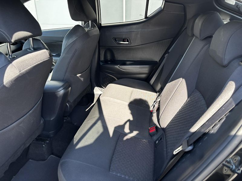 Toyota C-HR (2023) Style 1.8 Hybrid (90 kW) AUT - fotka 12 z 13