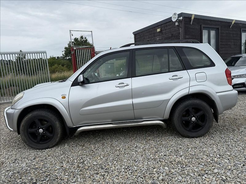 Toyota RAV4 2,0 D-4D 4X4 TAŽNÉ NOVÁ STK - fotka 8 z 24