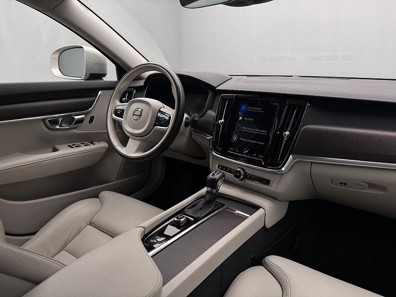 Volvo V90 CC D4 AWD MOMENTUM AUT - fotka 23 z 46
